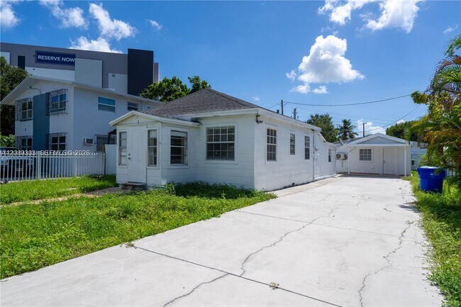 Building Photo - 27 SW 55th Avenue Rd