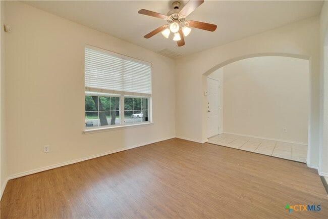 Building Photo - 121 Park Ln