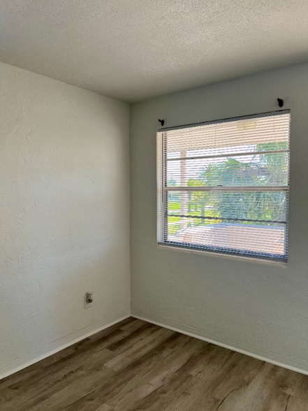 Building Photo - 2417 N Oleander Ave