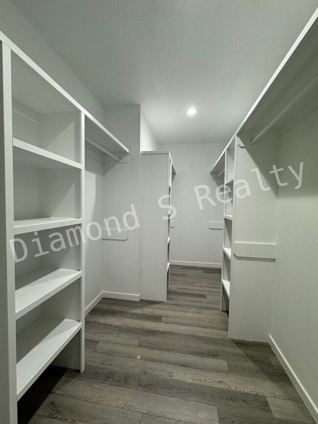 Building Photo - 2124 N Bradbury Ln
