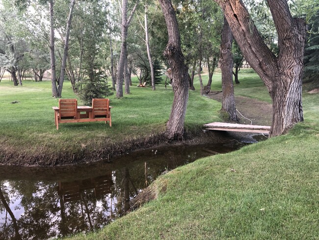 Front yard with pond - 575 N Canyon Creek Rd