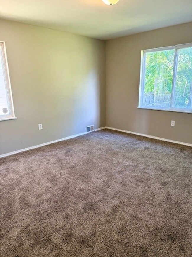 Building Photo - NEW RENTAL! Available Now