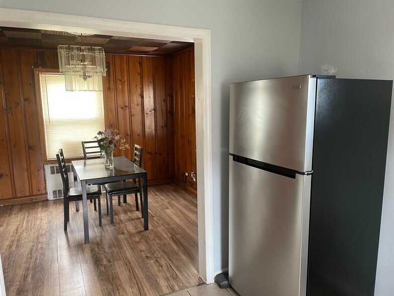 Common Aria shared dining room - 976 Jerusalem Ave