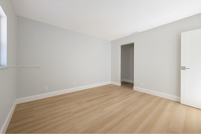 Building Photo - 333 NW 17th Ct