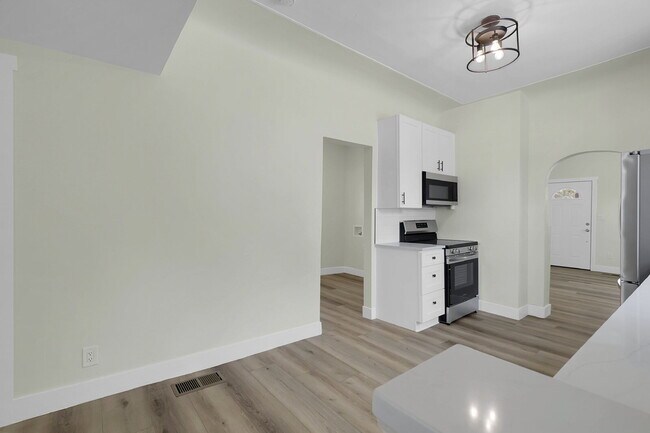 Building Photo - $2,295 - 2 Bed, 1 Bath Newly Renovated Hom...