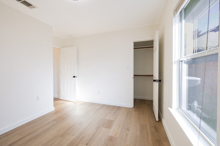 Building Photo - 2210 Holly St