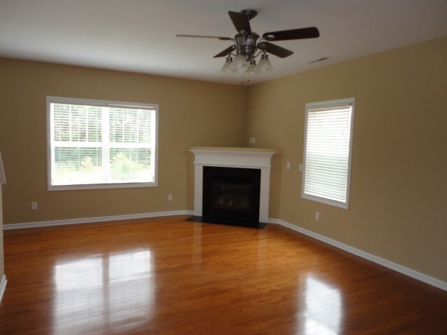 Building Photo - 210 Goldfinch Ct
