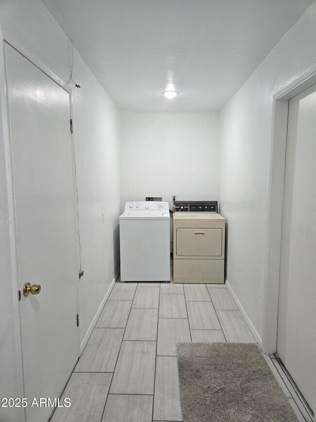 Building Photo - 3731 W Fleetwood Ln