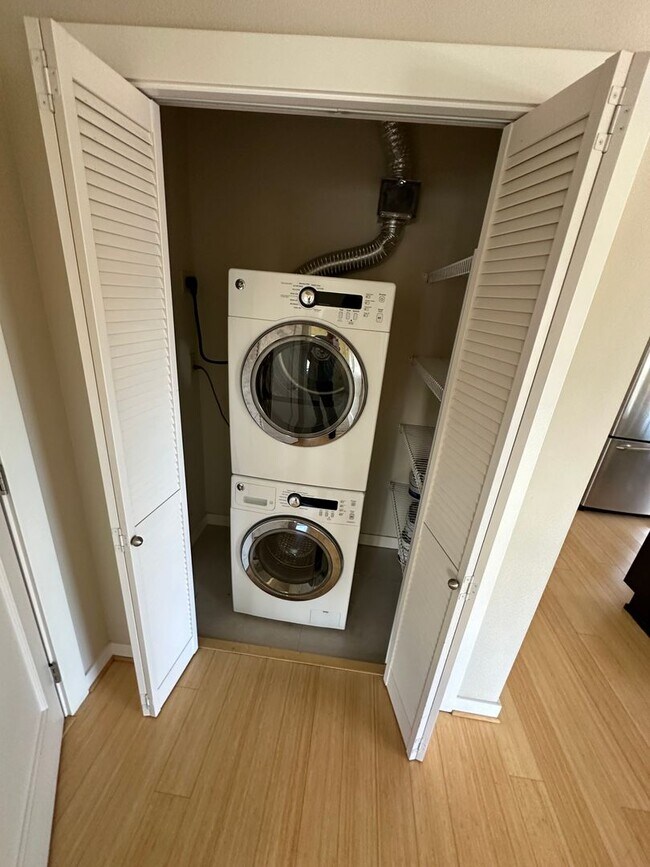 Building Photo - Light and Bright Top floor 1bd 1bath Condo!
