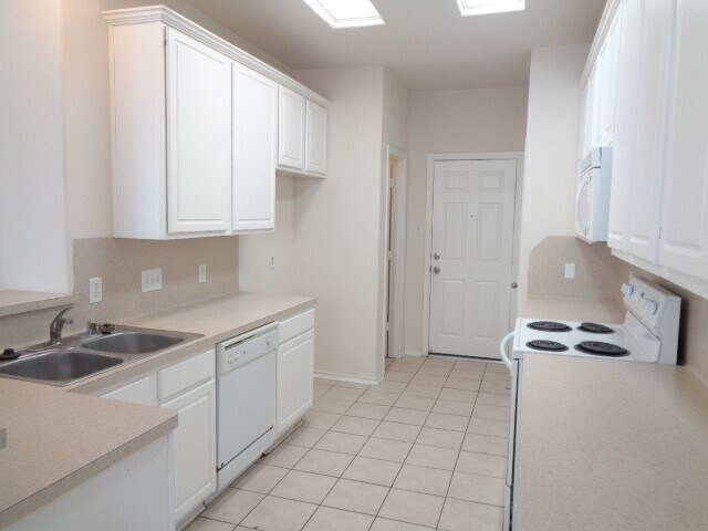 Building Photo - 17147 Oakwood Chase Dr