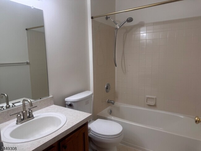 Building Photo - 32 Chesterfield Ct