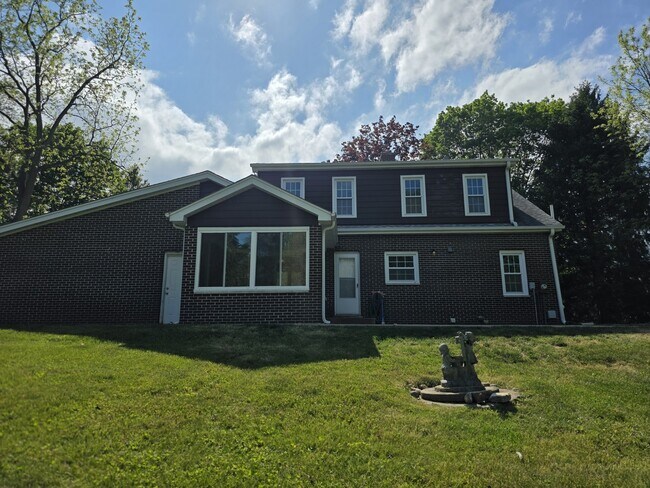 Building Photo - 87 W Surrey Ln