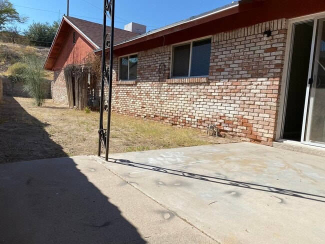 Building Photo - 6435 Pizarro St