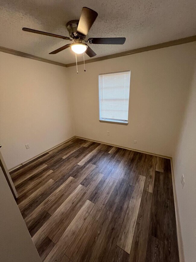 Building Photo - 607 Waggoner St