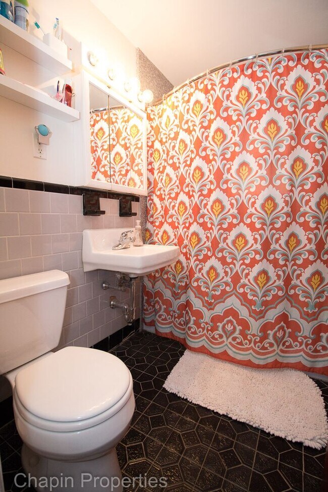 Building Photo - 2Br/1Bth, Great location, quiet area, Laundry in building