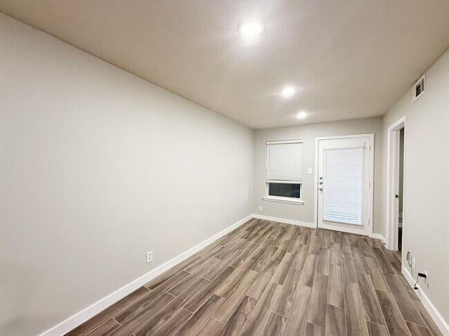 Building Photo - 2020 S Congress Ave