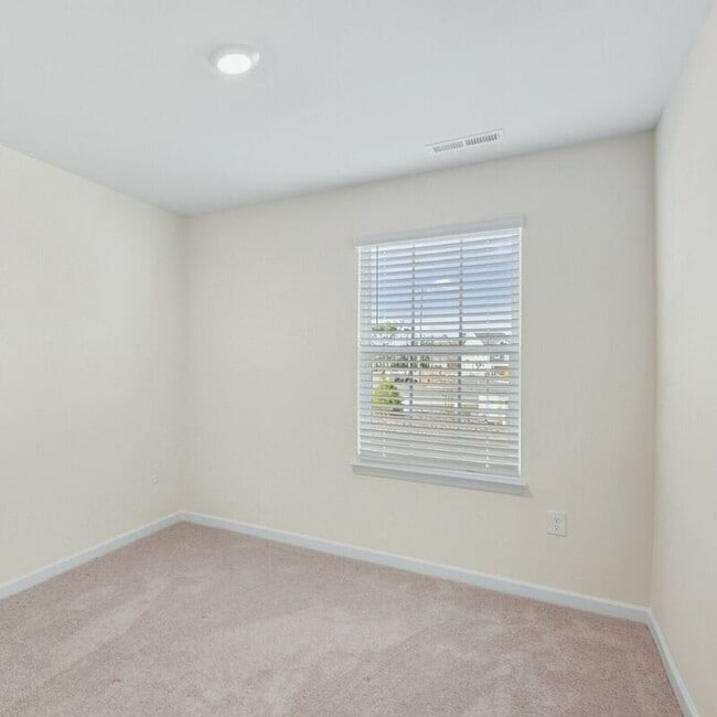 Building Photo - 153 Leo St