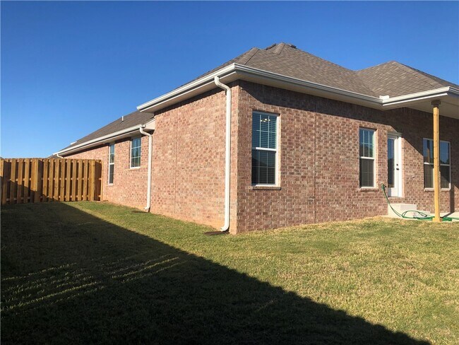 Building Photo - 448 Fox Cir