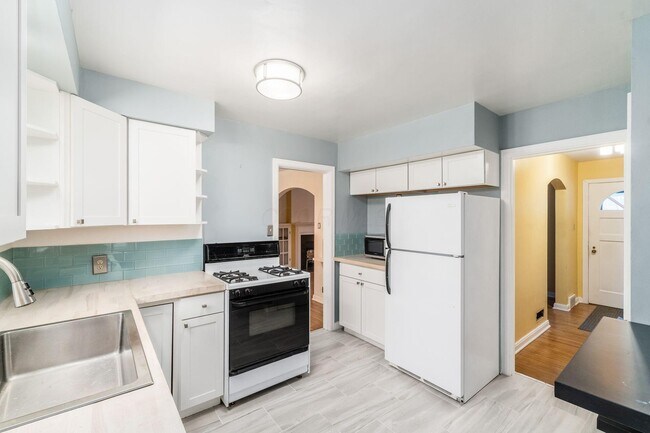 Building Photo - 683 S Roosevelt Ave