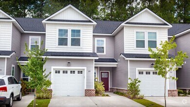 Building Photo - 3 Bedroom 2.5 Bathroom Townhome - The Comm...