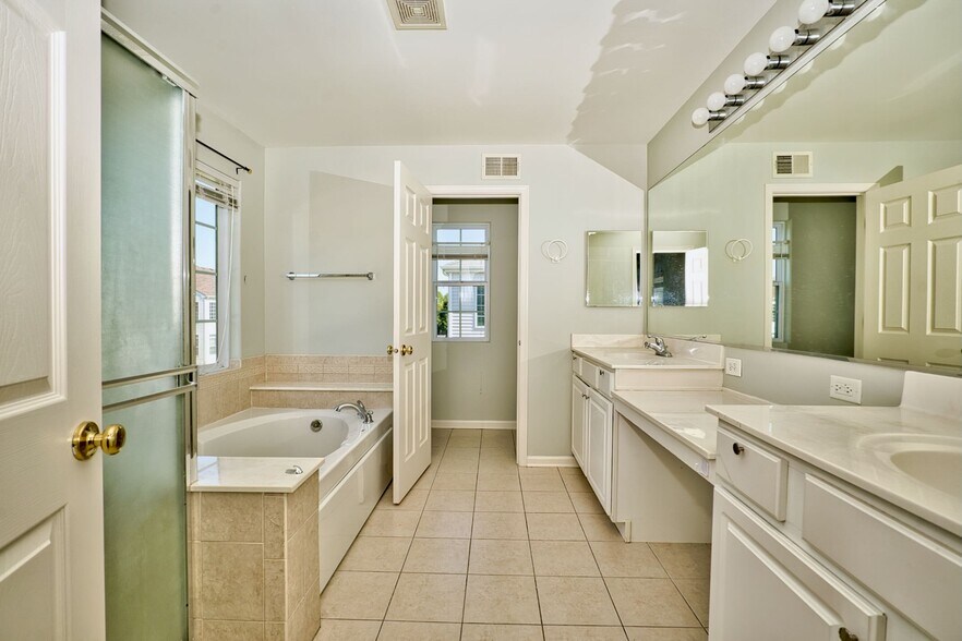 Building Photo - 447 Cardinal Ln