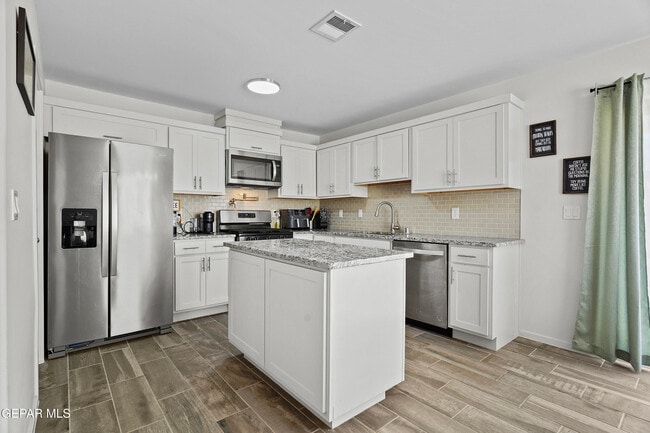 Building Photo - 15220 Apex Ct