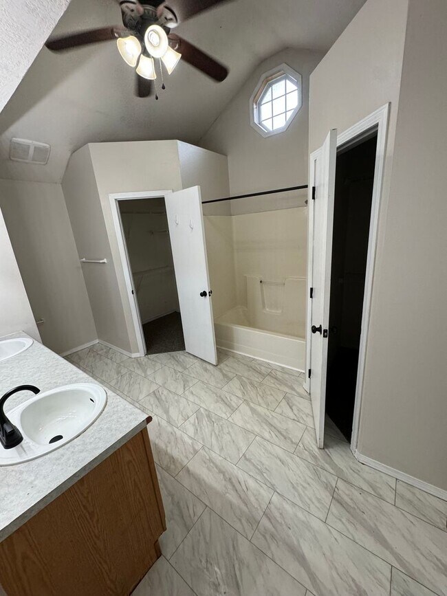 Building Photo - 3 bed, 2 bath, 2 car garage.