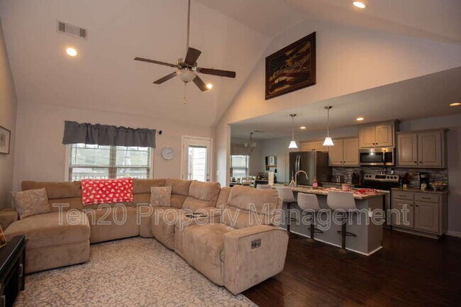 Building Photo - 3100 Gatewood Dr