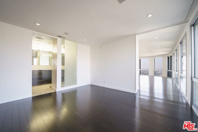 Building Photo - 800 W 1st St