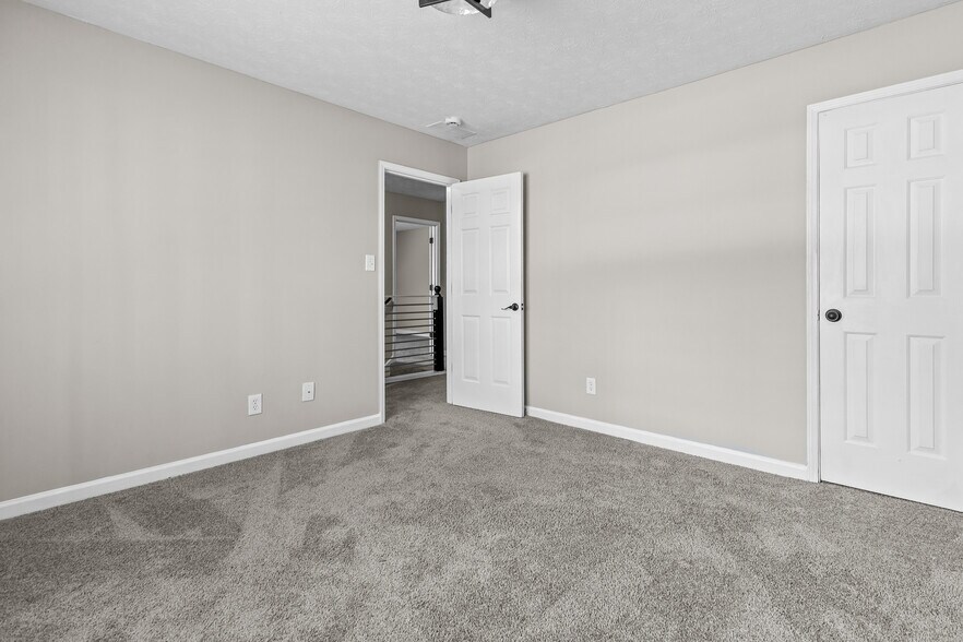 Building Photo - 800 Post Road Cir