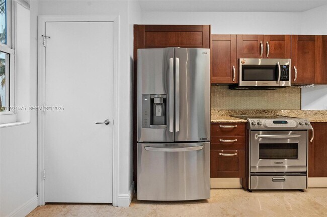 Building Photo - 19900 E Country Club Dr