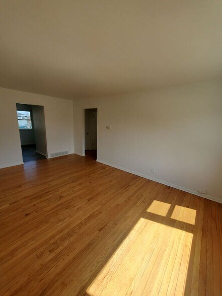 Building Photo - 520 Lakeview Ave