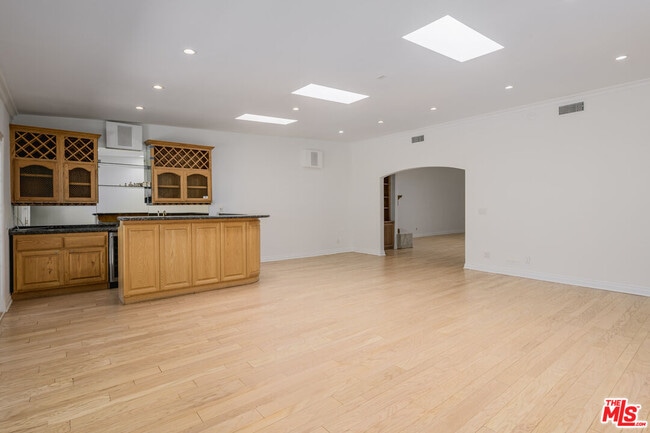 Building Photo - 8760 White Oak Ave