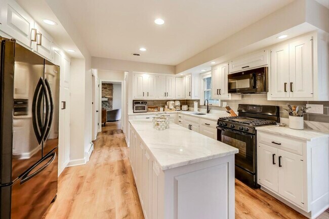 Building Photo - 317 E Forest Ln