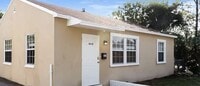 Building Photo - 4610 Pinewood Ave
