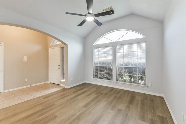 Building Photo - 2212 Highland Crossing Dr