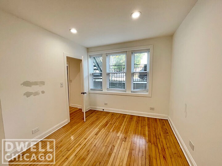 Building Photo - 1851 W Dickens Ave