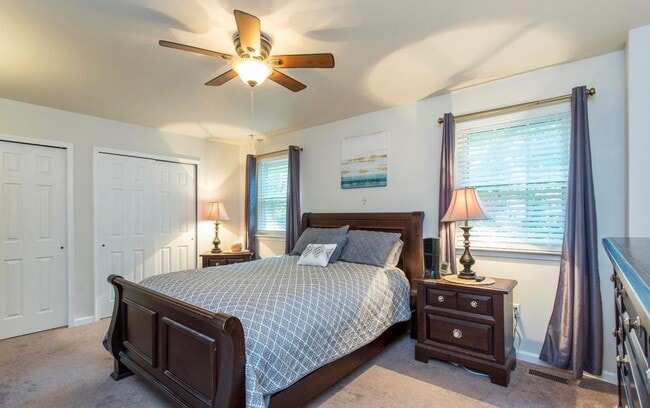 Building Photo - Beautiful updated 3-bedroom 1.5 bath townh...