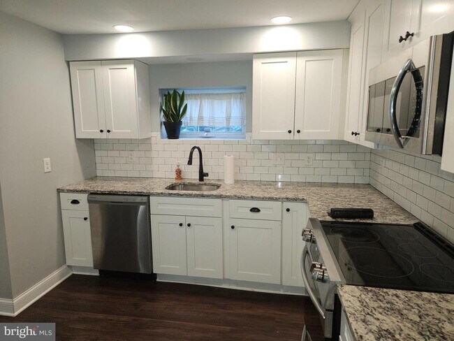 Building Photo - 414 Delaware Ave