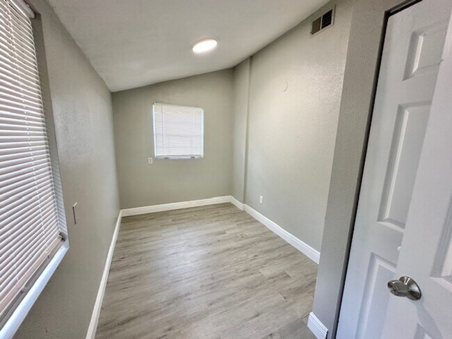 Building Photo - 7803 Rose Ave
