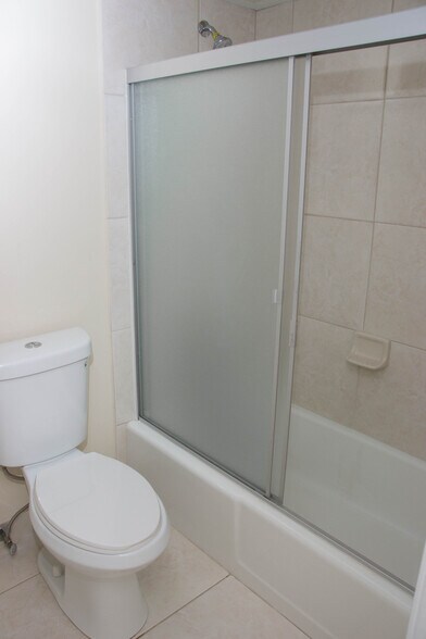 Building Photo - 2801 N Palm Aire Dr