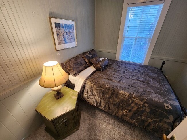 Building Photo - Quaint downtown riverside 2 Bedroom 1 Bath...