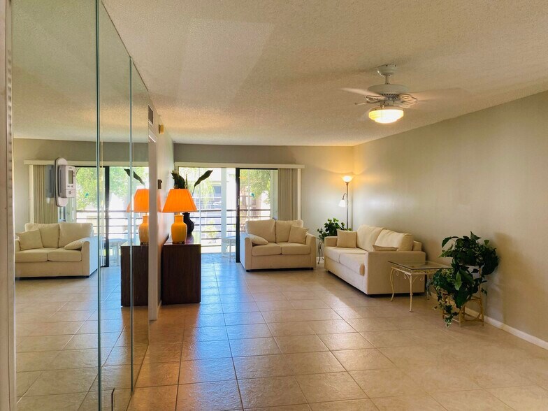 Building Photo - 5040 Rose Hill Dr
