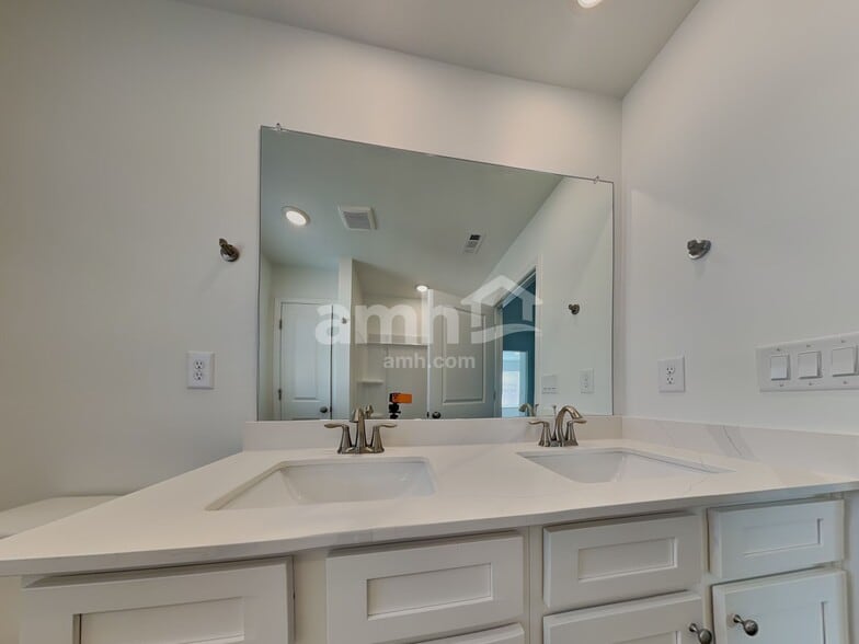 Building Photo - 425 Hickory Pointe Rd