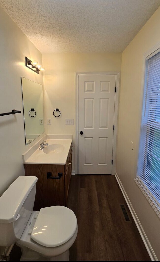 Building Photo - 3 bedroom / 2 bath + den located in Jonesborough