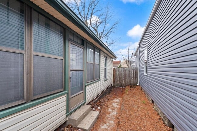 Building Photo - 1709 Ekin Ave