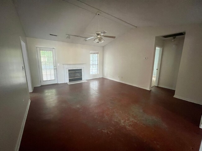 Building Photo - 3 Bedroom 2 Bath House in Hemmingwood - We...