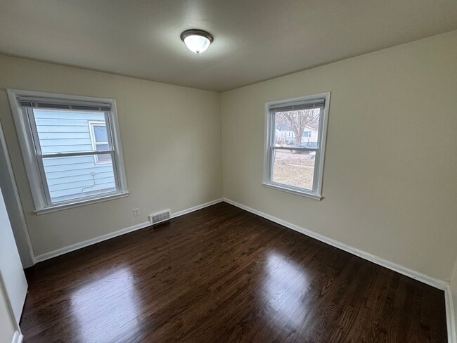 Building Photo - Move-In Ready Rental with Detached Garage