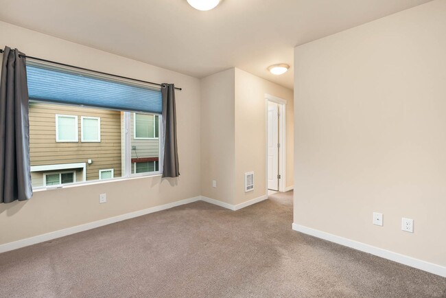 Building Photo - 4326 NE 3rd St