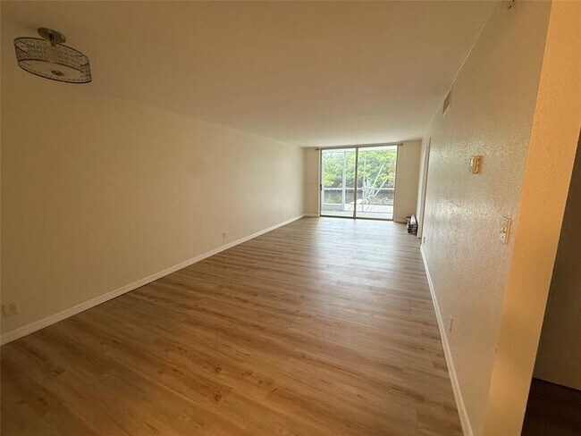 Building Photo - 689 NE 6th Ct